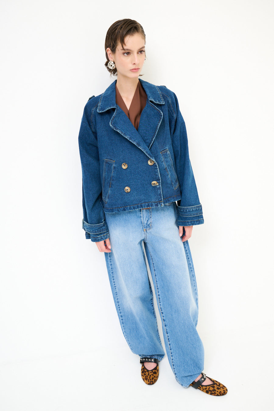 Korte jeansjas met crossover sluiting