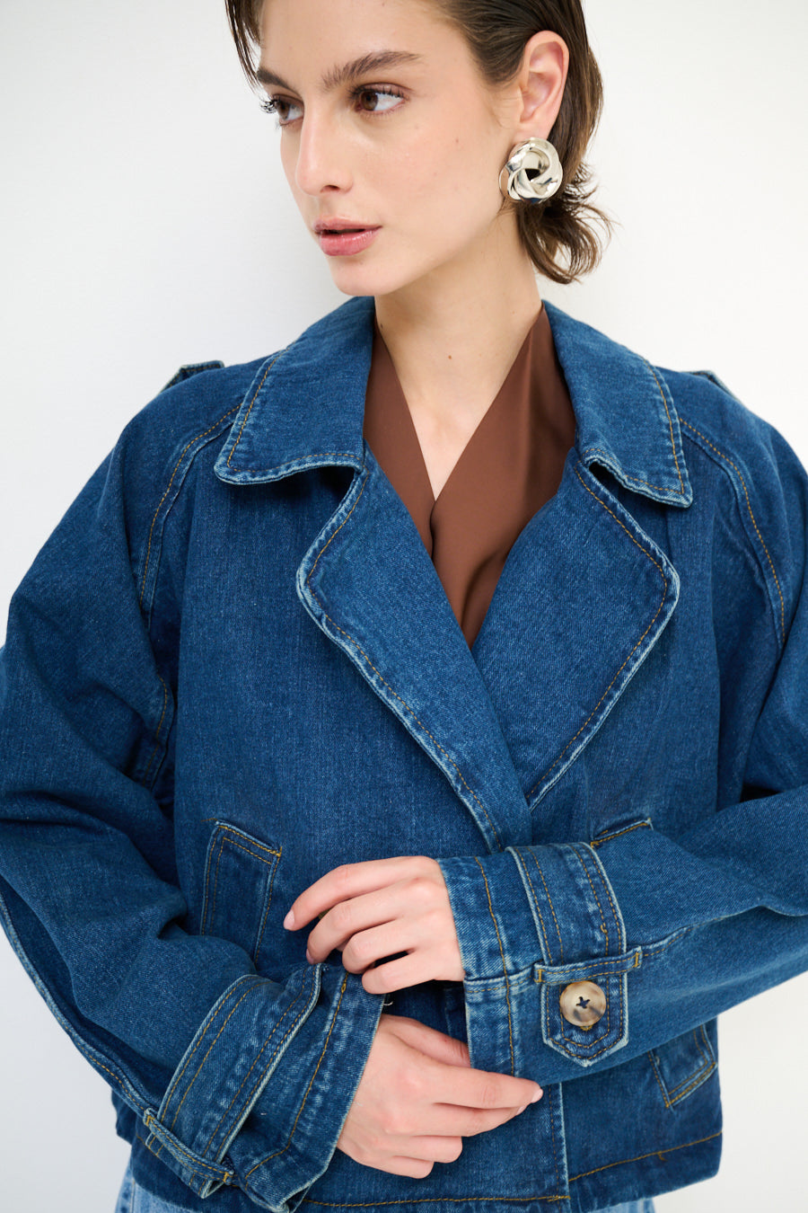 Korte jeansjas met crossover sluiting