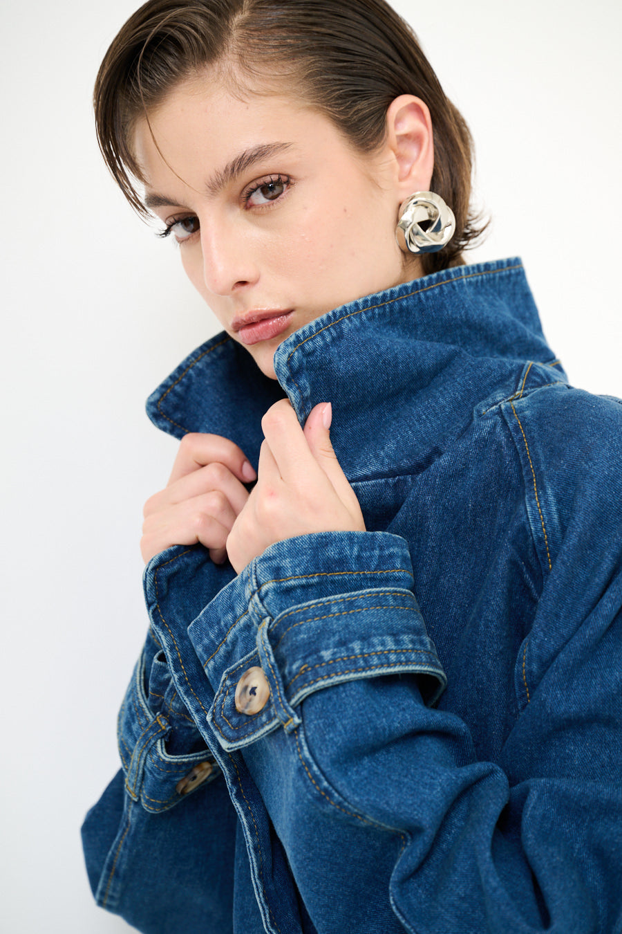 Korte jeansjas met crossover sluiting