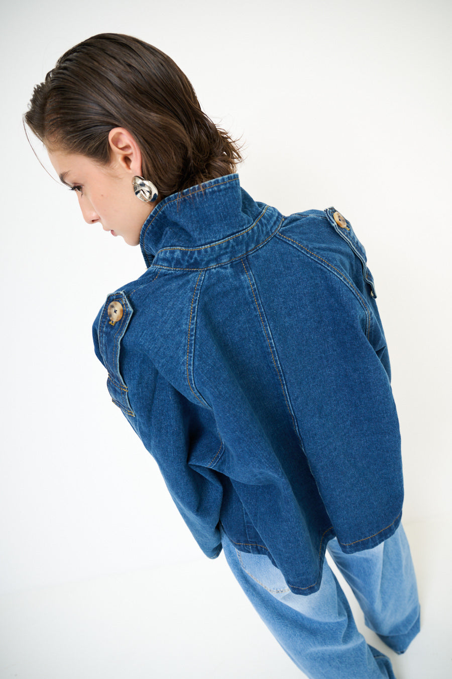 Korte jeansjas met crossover sluiting